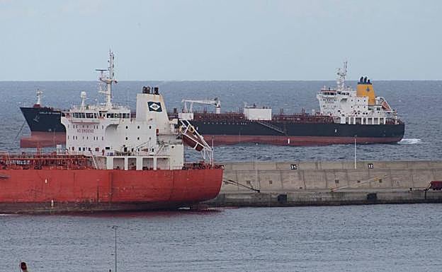 Al fondo, el barco fondeado. 