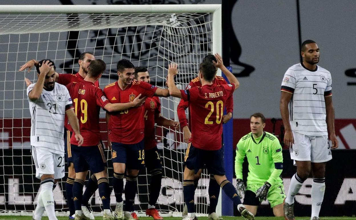 Los jugadores de la selección española celebran un tanto en la goleada frente a Alemania en la Liga de Naciones. 