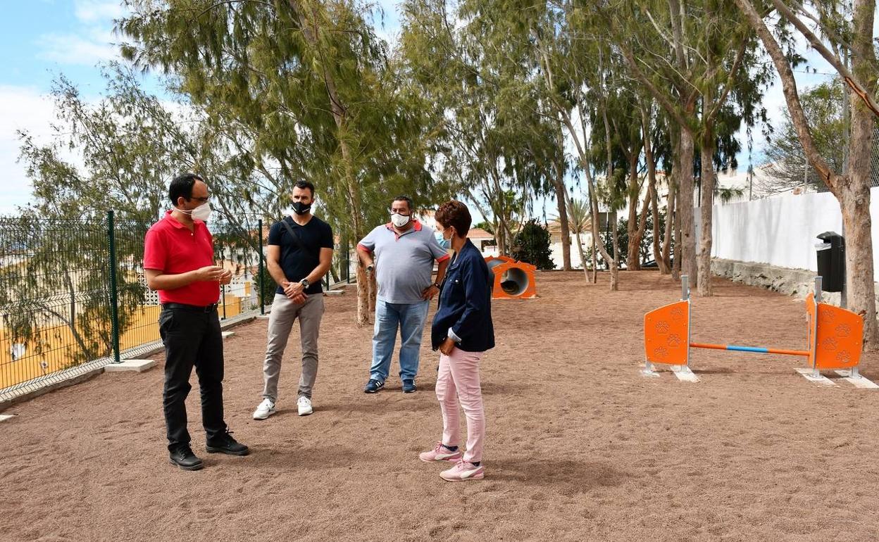 Alcaldesa y ediles en su visita al nuevo parque canino de Arguineguín