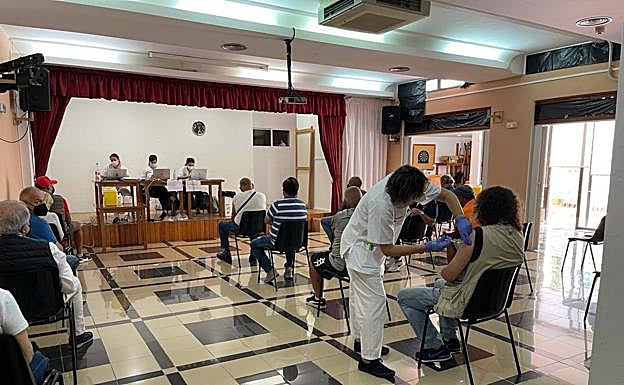 Sanidad reanuda la vacunación de los docentes y policías locales con Pfizer y Moderna