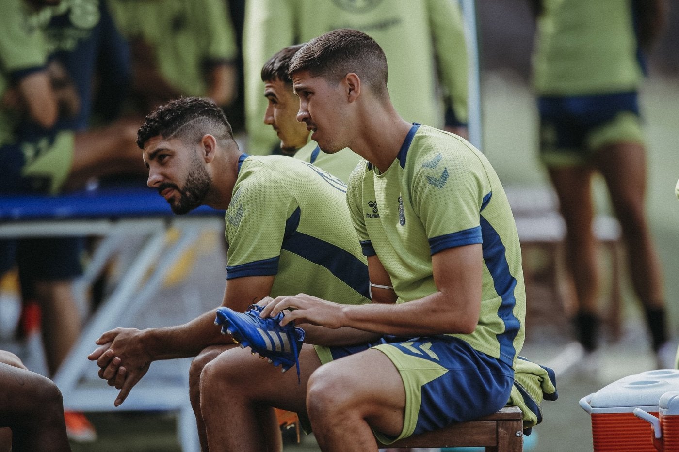 El defensa, en un receso de un entrenamiento, junto a Cardona, que le quitó el sitio el domingo. 