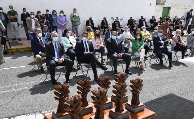 Ángel Víctor Torres, presidente del Gobierno de Canarias, en su intervención. Detrás, la escultura. 