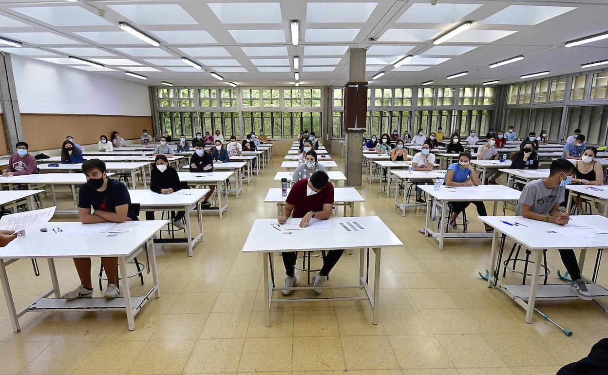Imagen de archivo de estudiantes haciendo la EBAU. 