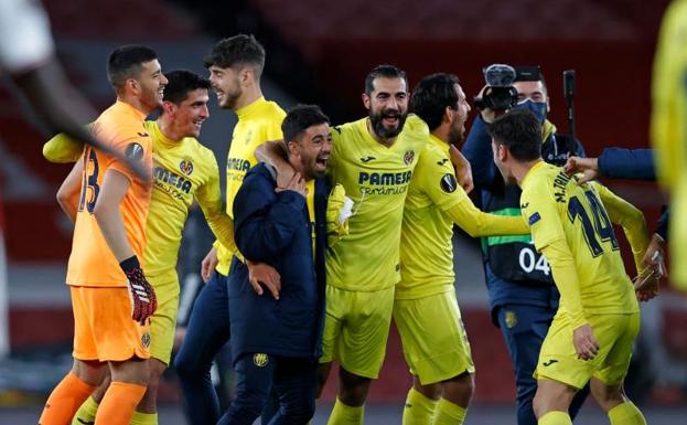 Los jugadores del Villarreal celebran el pase a la final de la Europa League.