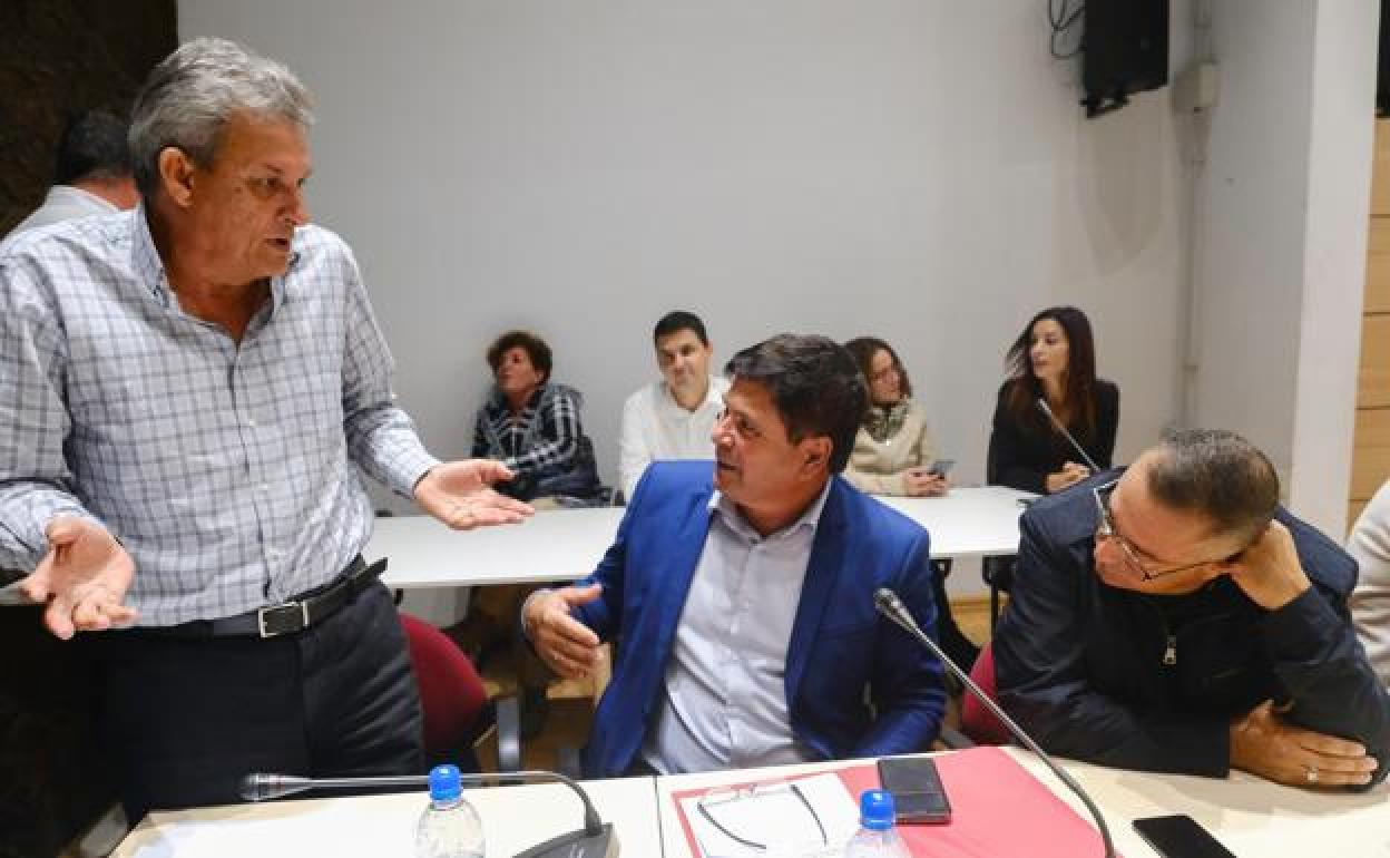 Rafael Perdomo, cabeza de lista del PSOE, y el alcade Pedro Armas en un pleno. 