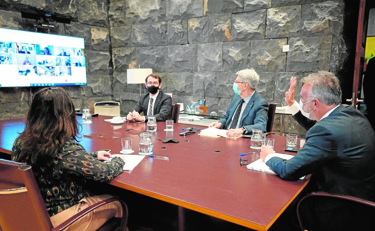 Ángel Víctor Torres (d) en su reunión con representantes de la Federación de Cabildos Insulares y de la Federación Canaria de Municipios. 