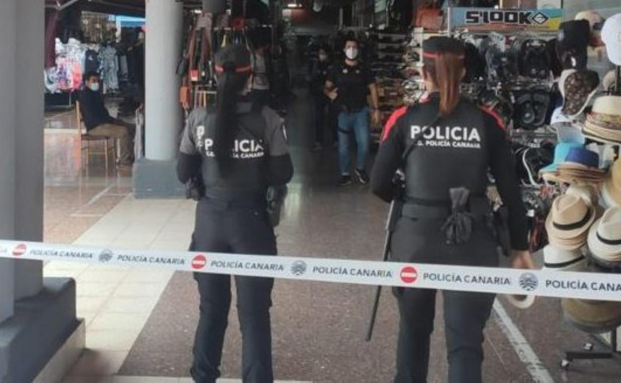 Imagen de archivo de una actuación dos agentes de la policía canaria en un acto de servicio. 