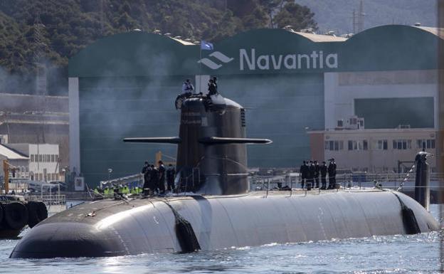 El submarino S-21, a flote en Cartagena.