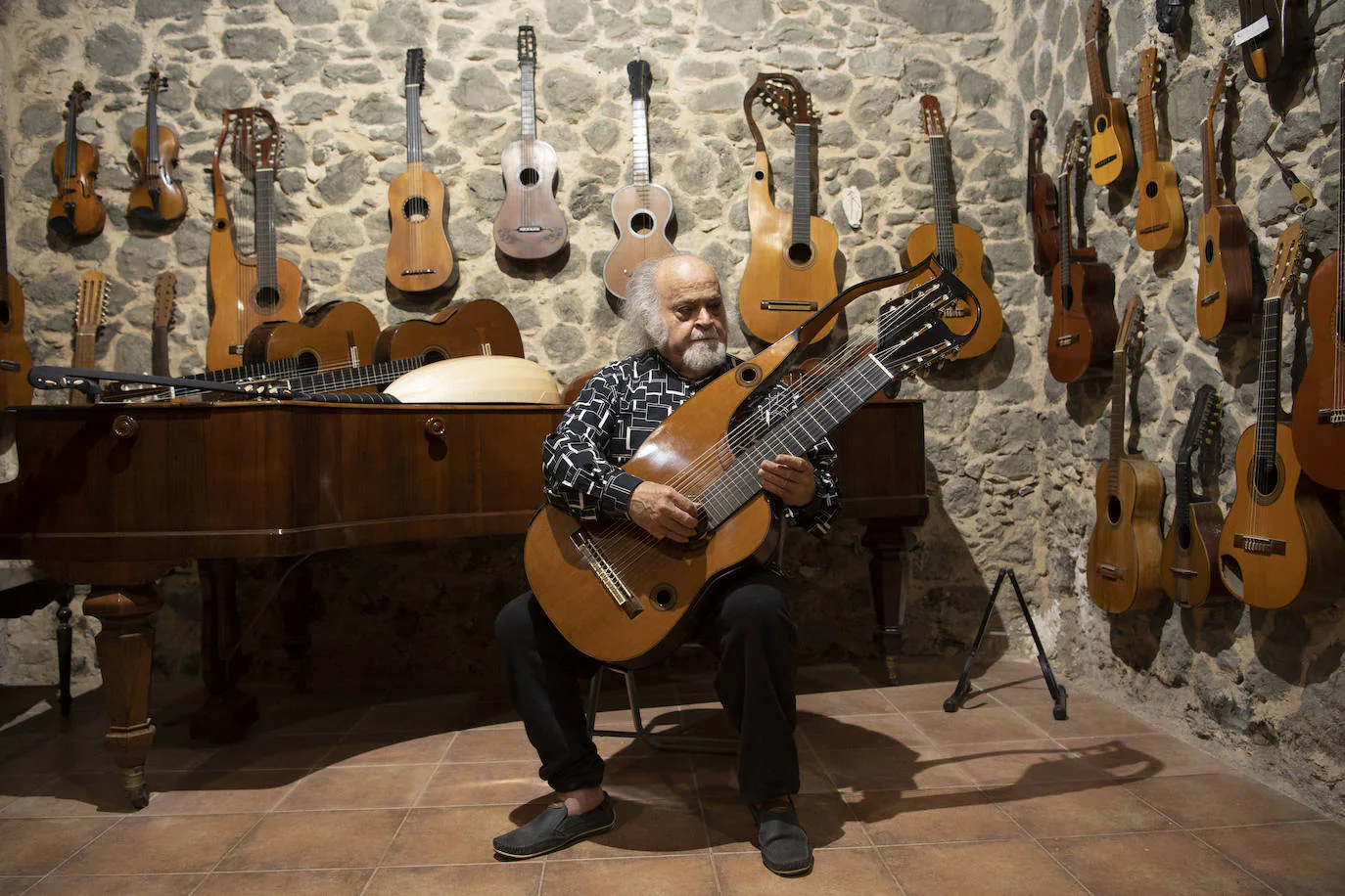 Blas Sánchez tocando la guitarra arpa. 