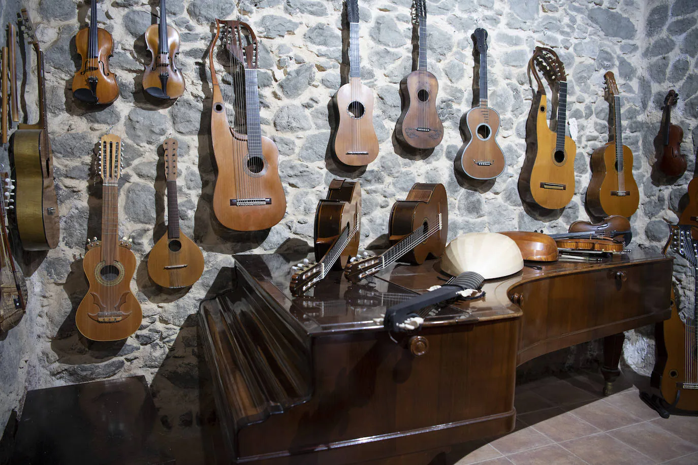 En su museo Sánchez tiene joyas como un piano que perteneció a Camille Saint-Saëns. 