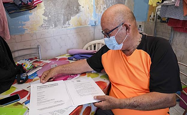 Blas Guedes muestra las escrituras que posee de la casa, de su propiedad desde hace 50 años.