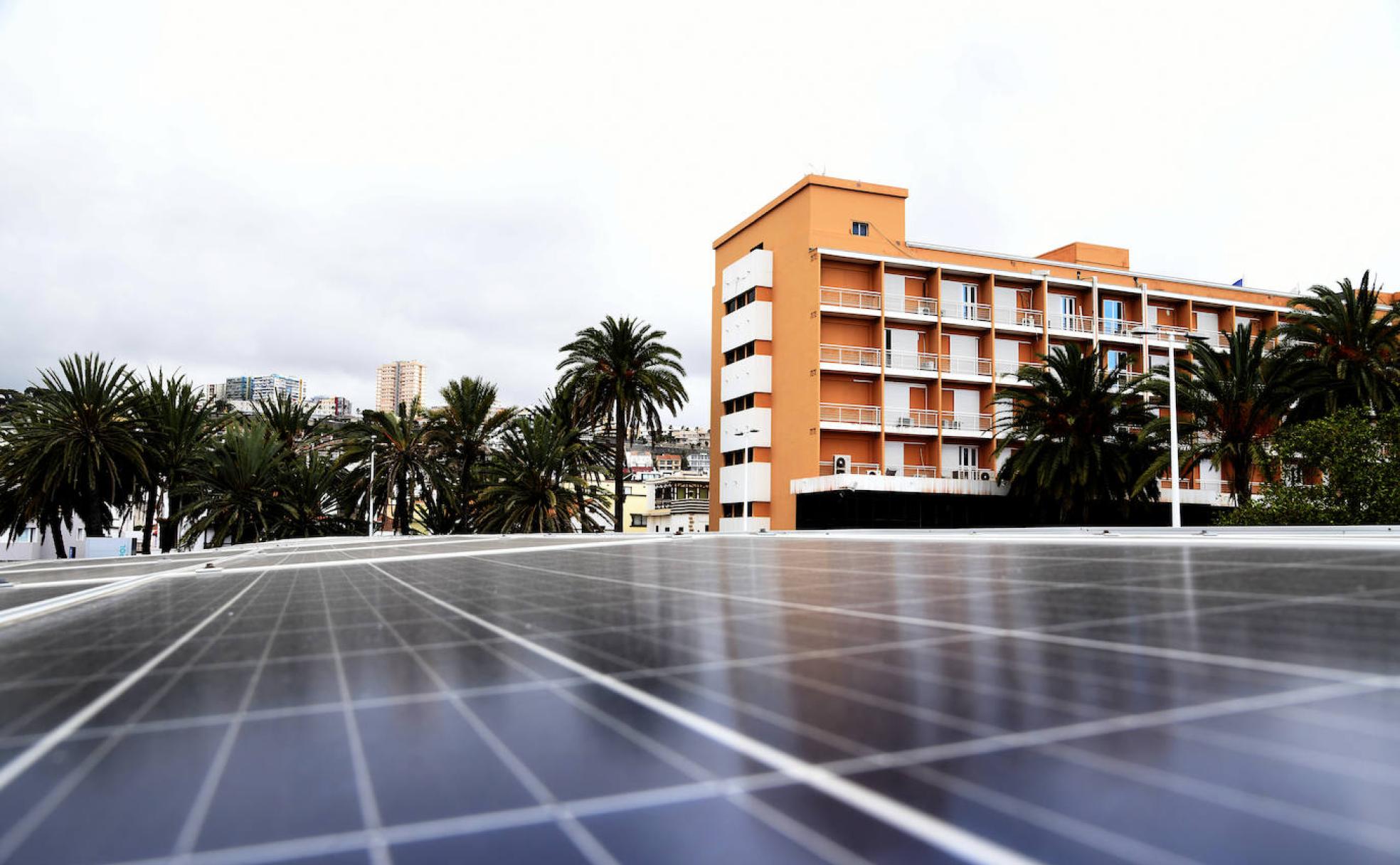 Placas fotovoltaicas en el aparcamiento del Ayuntamiento. 