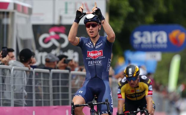 Tim Merlier celebra su victoria en el Giro.