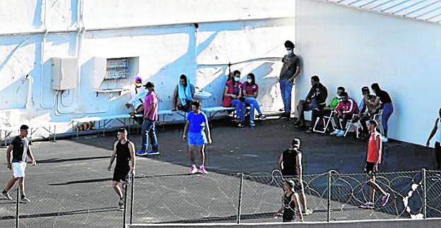 Un grupo de personas migrantes en el interior del antiguo acuartelamiento militar Canarias 50, ubicado en La Isleta. 