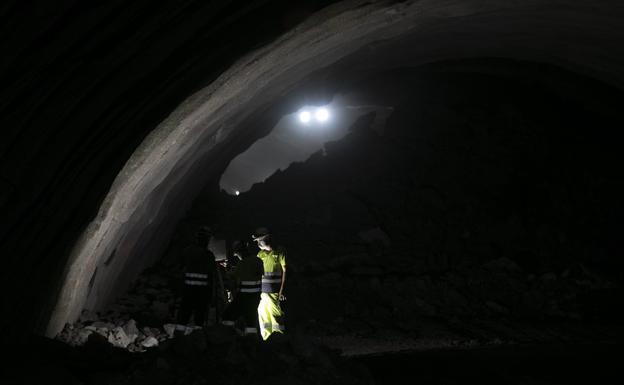 La imagen capta el momento en que se conectan las dos bocas del túnel de Guguillo. 