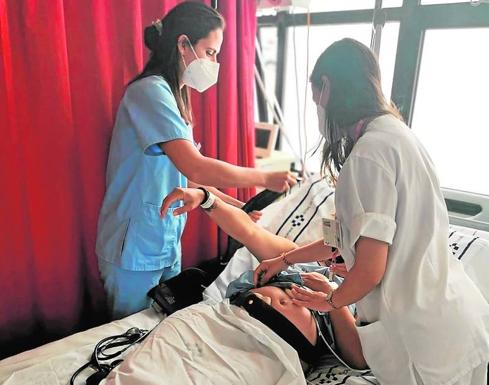 Enfermeras matronas atendiendo a una paciente en una consulta de gestación.