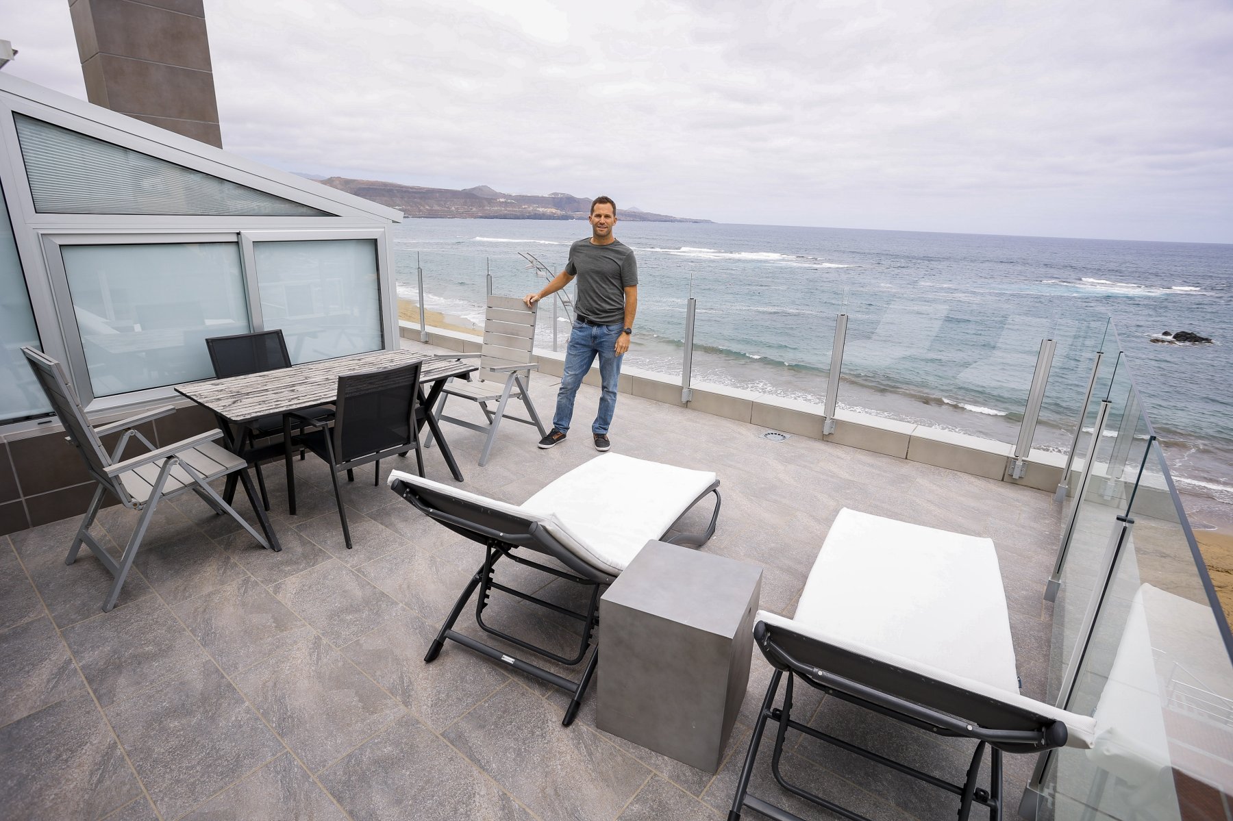 Juancho Betancor en uno de sus alojamientos en la playa de Las Canteras. 