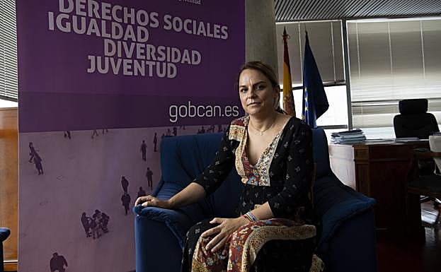 La consejera hace balance de los retos de la Consejería desde su despacho. 