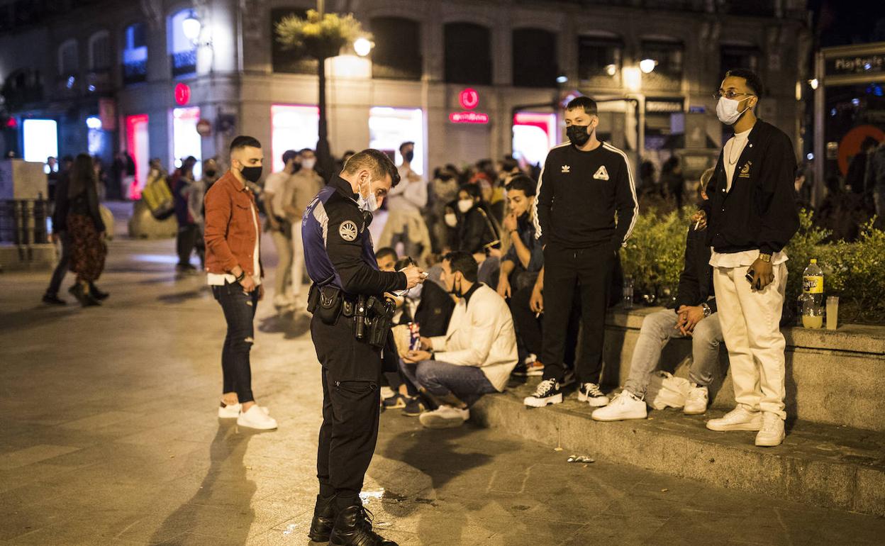 Un agente de la Policía Municipal de Madrid, esta madrugada en la Puerta del Sol.