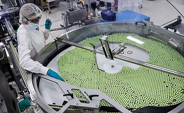 Imagen principal - Arriba, en grande: Esfuerzo conjunto. Línea de producción de viales en la británica Glaxo Smith Kline. Arriba, una mujer india llora la muerte de su marido | Desafío global. Un médico viaja hasta una zona montañosa del Kurdistán turco para vacunar con Sinovac a los aldeanos mayores de 65 años. fotos