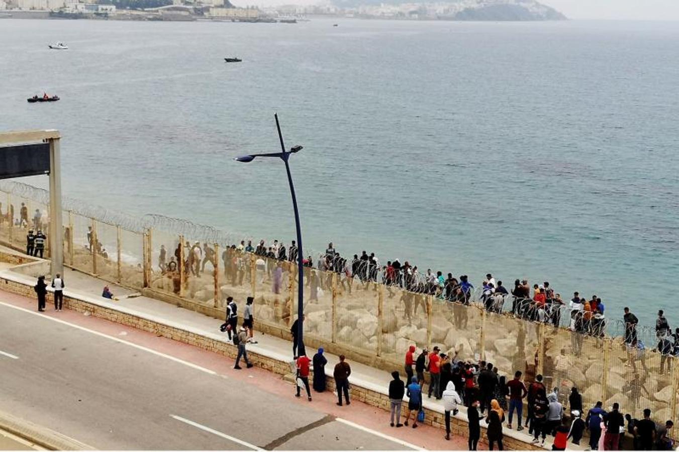 Cientos de personas continúan dirigiéndose este martes desde la localidad de Fnideq para cruzar hacia Ceuta.