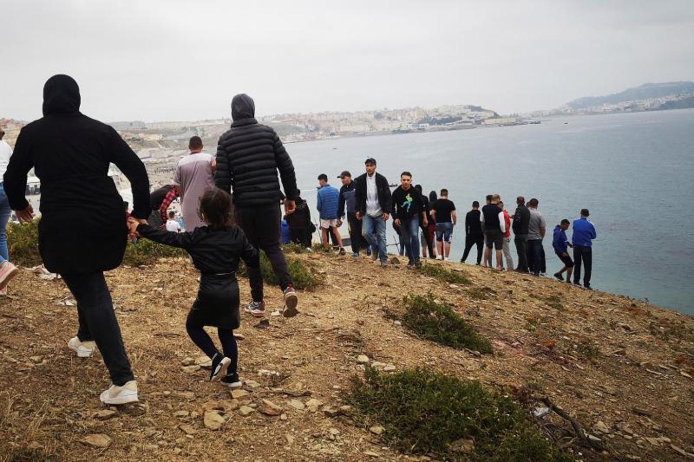 Cientos de personas continúan dirigiéndose este martes desde la localidad de Fnideq (Castillejos) para cruzar hacia Ceuta.