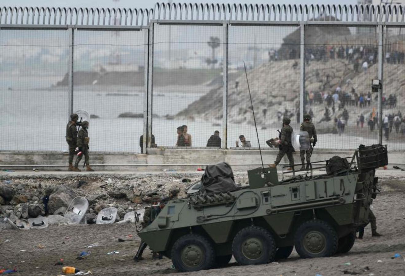 Soldados y oficiales de la Guardia Civil españoles montan guardia después de que unos 6.000 migrantes ingresaran al enclave de Ceuta.
