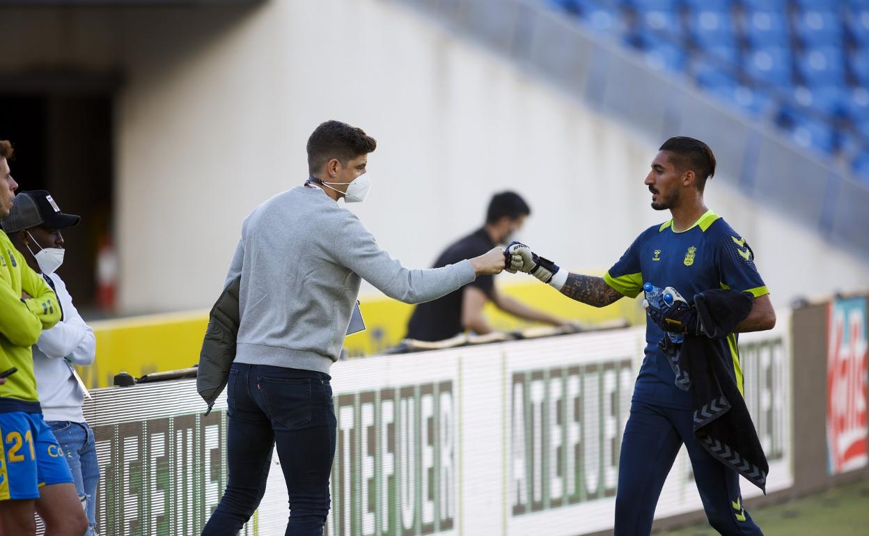 Gesto de complicidad de Raúl Fernández y Álvaro Valles antes de un encuentro de esta campaña. 