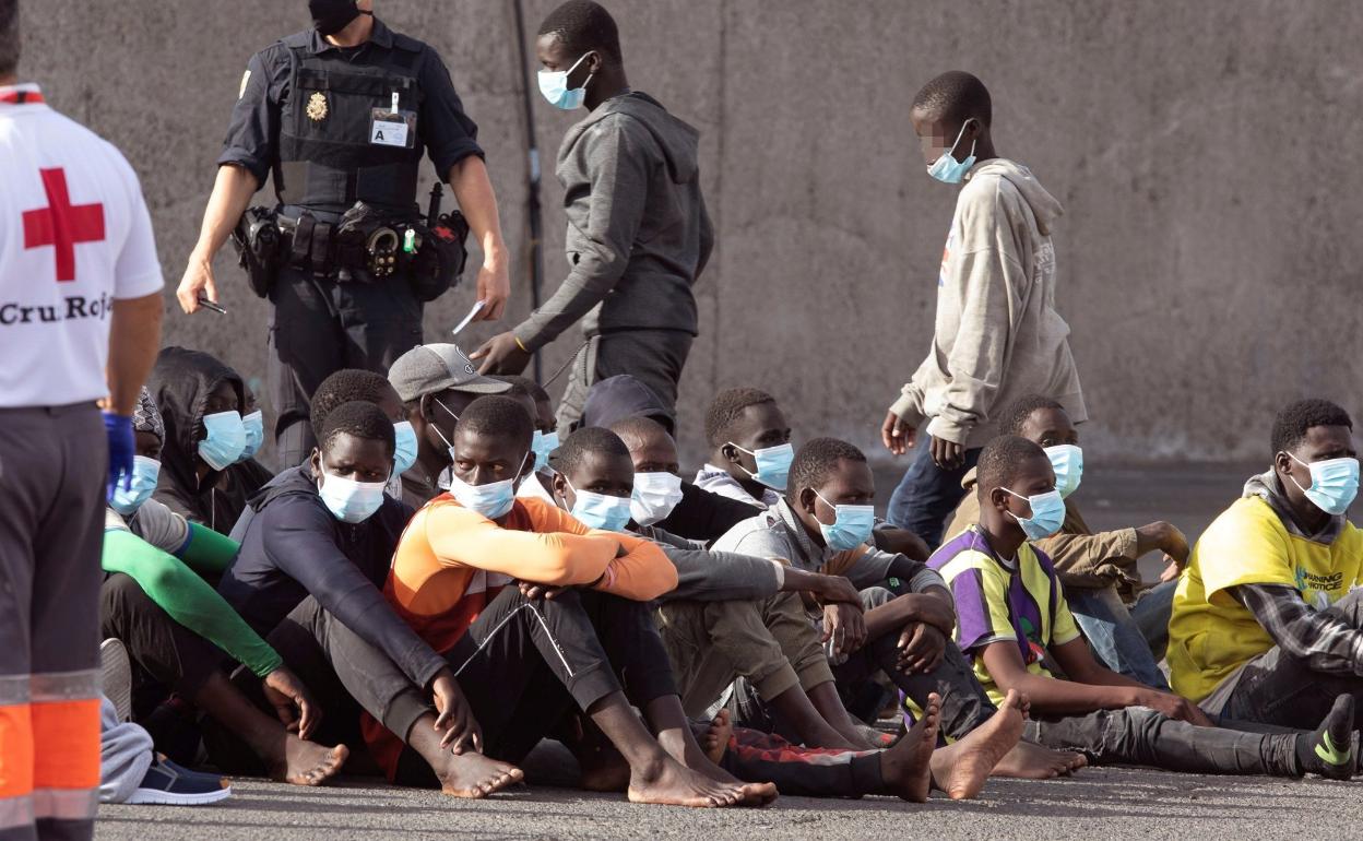 Canarias insiste en que no puede hacerse cargo de todos los menores que llegan a sus costas y quiere que sea una responsabilidad compartida. 