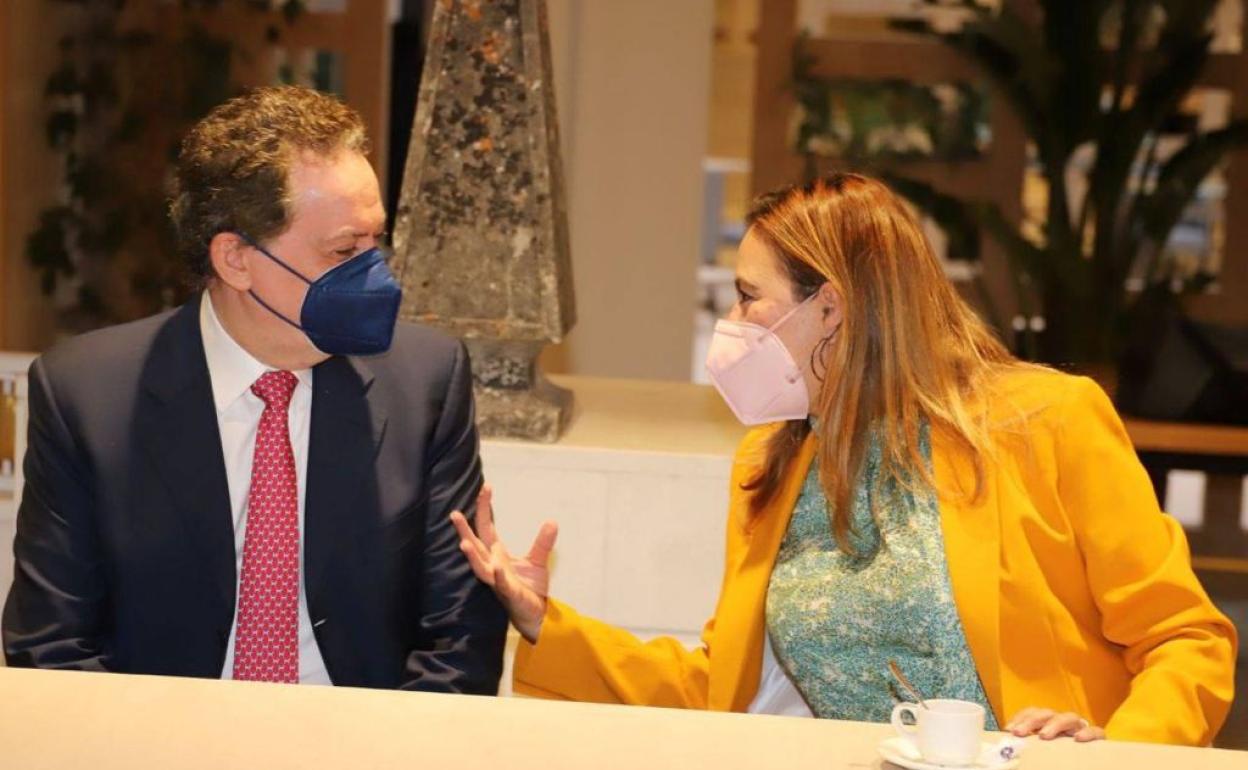 Corujo con un representante de Hesperia. 