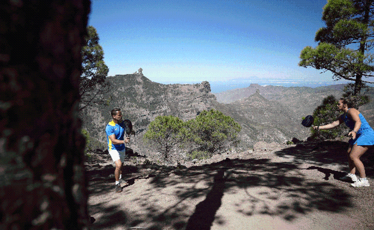 Adaya Snatana y Marta Navarro, con el Roque Nublo de fondo.