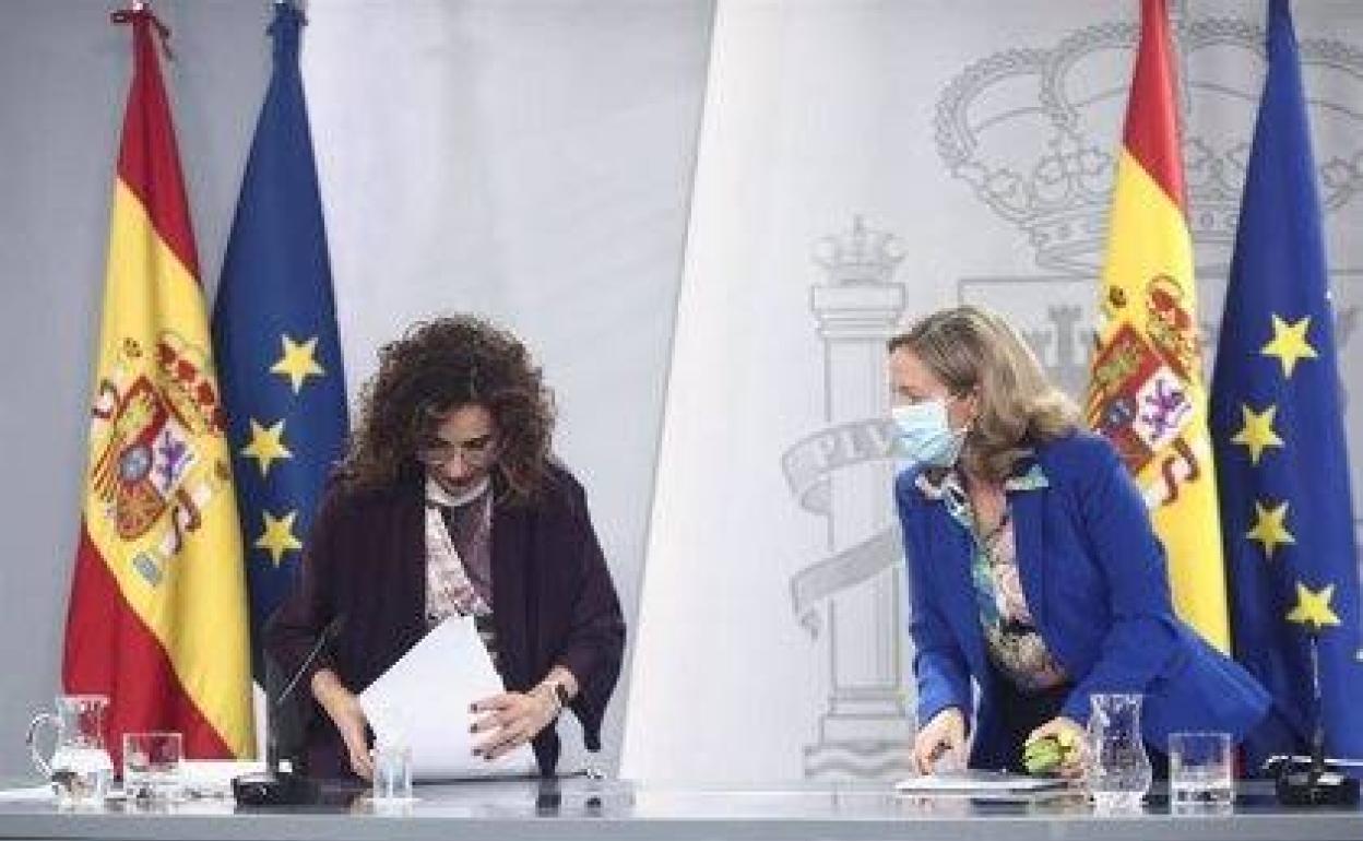 La ministra de Hacaienda, María Jesús Montero, y la ministra de Economía, Nadia Calviño. 