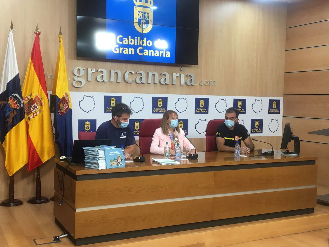 Imagen de la rueda de prensa con Díaz, Jiménez y Grillo, de izquierda a derecha. 