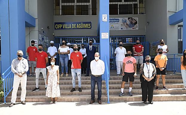 Momento en que se produce el recibimiento en el CIFP Villa de Agüimes. En el centro, en primera fila, la alcaldesa de Mogán y el alcalde de Agüimes. En los extremos, director y vicedirectora del centro. 