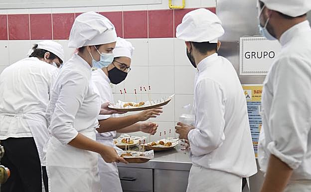 Los alumnos del ciclo de Cocina, este jueves, en plenar tarea, para hacer el almuerzo al PFAE. 