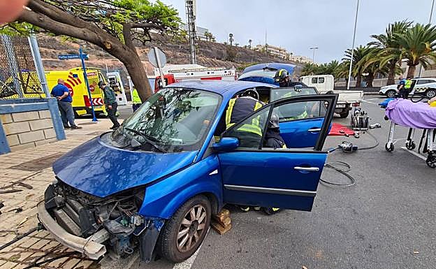 Imagen principal - Dos heridos en una colisión en el Puerto de La Luz