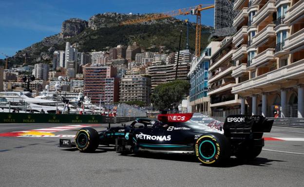 El Mercedes de Lewis Hamilton, ante el paisaje urbano monegasco.