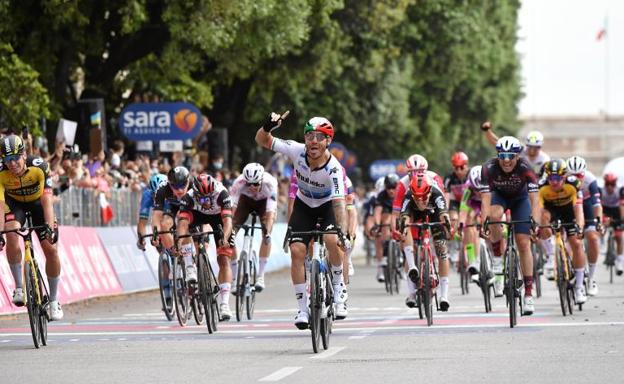 Giacomo Nizzolo celebra su victoria al esprint en Verona.