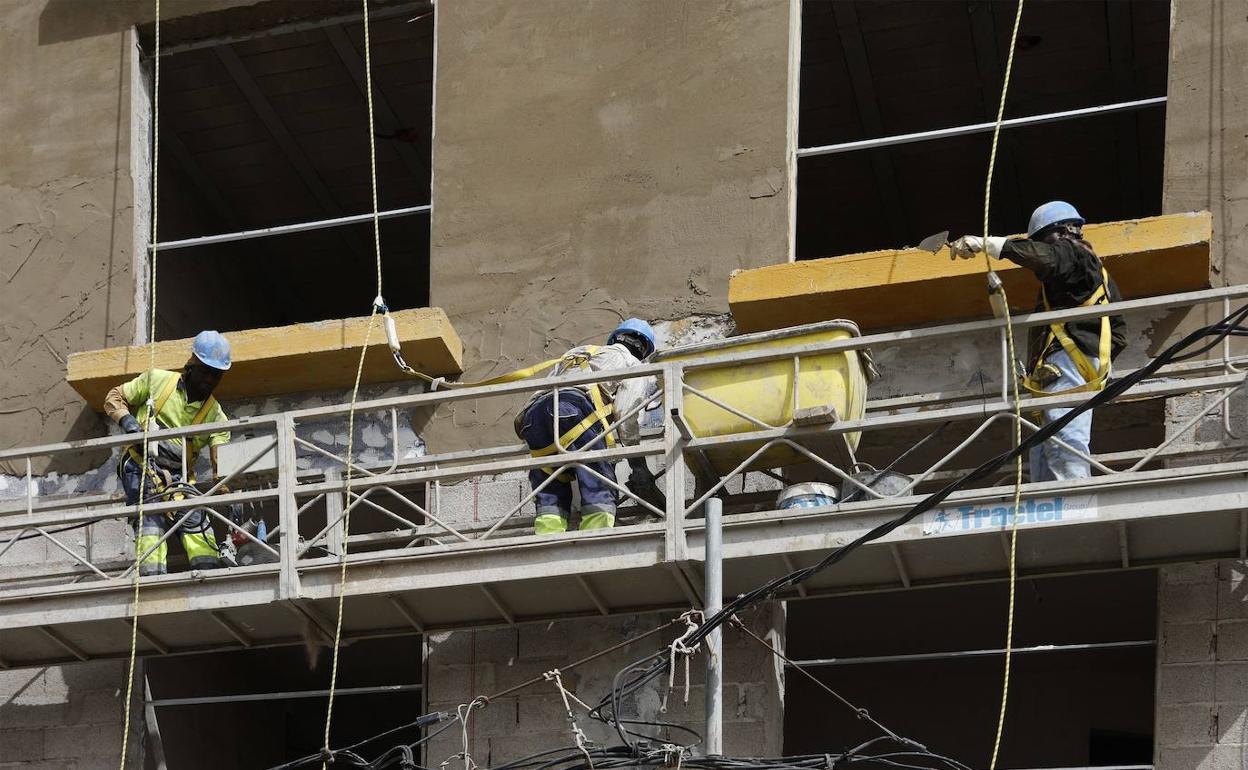 Vivienda destina 1,6 millones de euros de los fondos europeos a rehabilitar más de 1.300 viviendas públicas