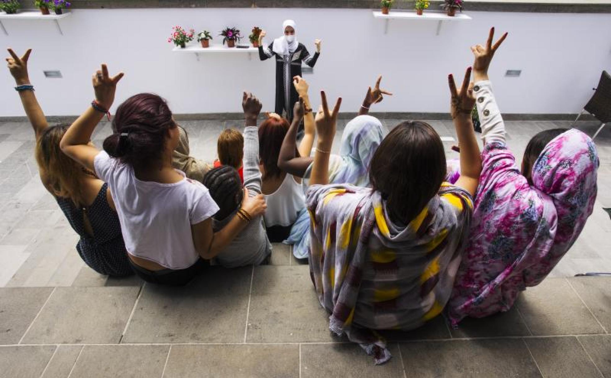 La directora del centro, Bouchra Saidi, les anima a hacer un grito de guerra. 