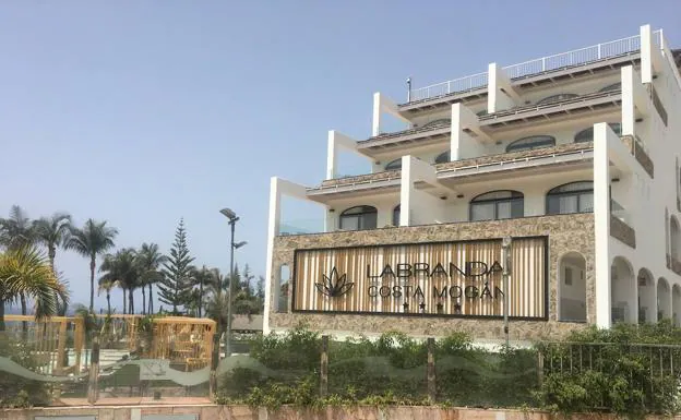 Fachada del hotel Labranda Costa Mogán, en la playa del Cura, que también ha afrontado obras de remodelación.