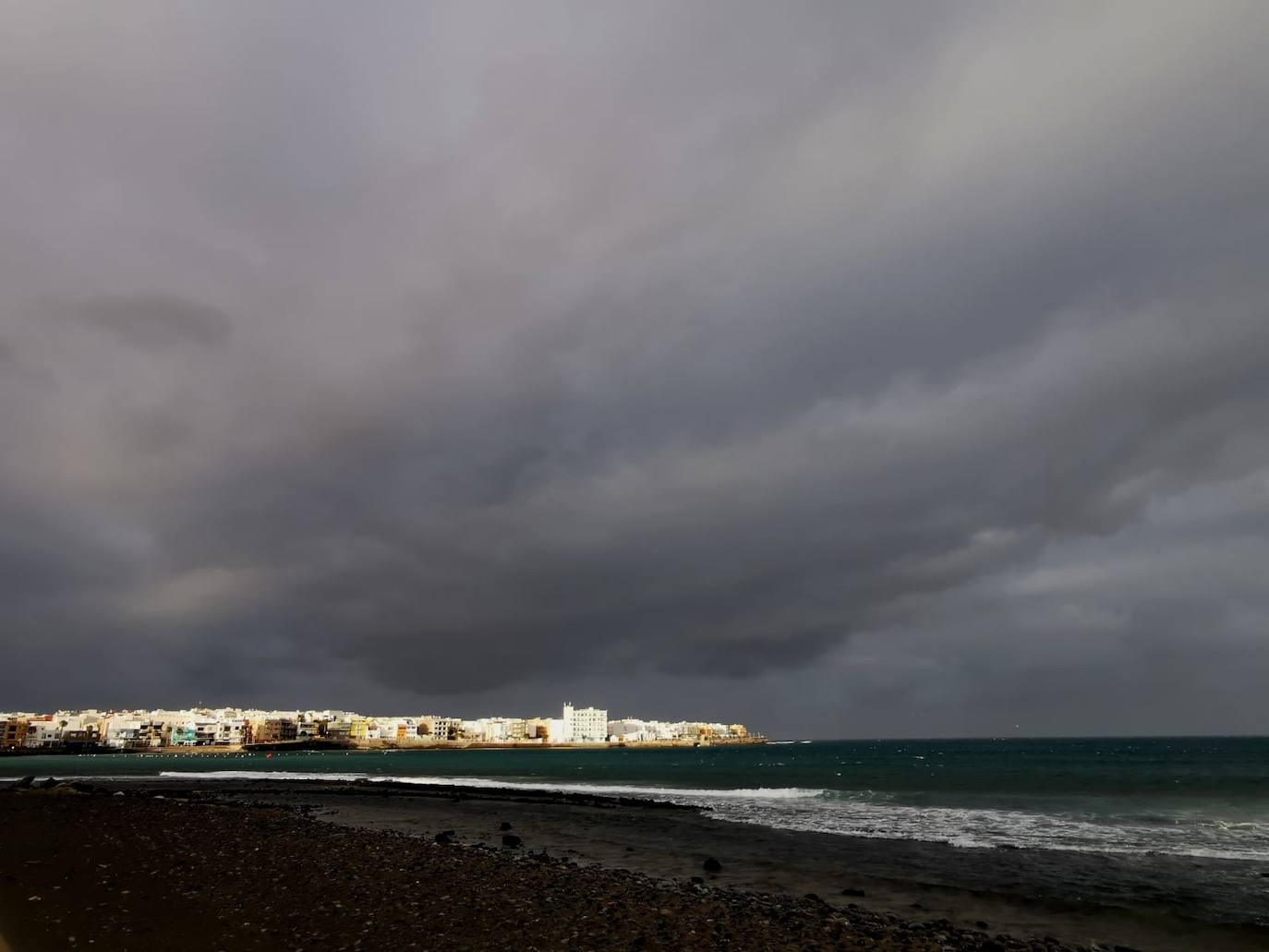 Fuertes vientos y oleaje, además de lluvias débiles este domingo. 