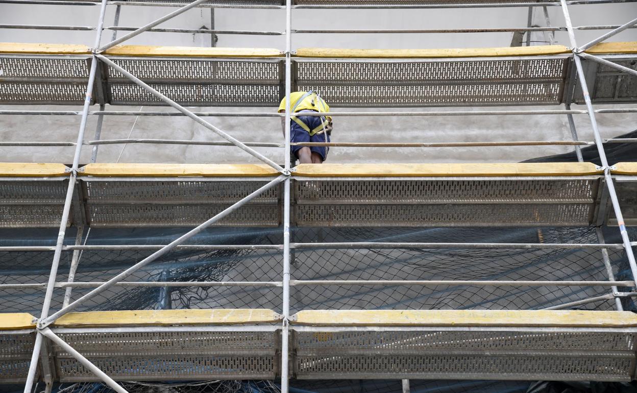 Un operario trabaja en un edificio en construcción en Gran Canaria.