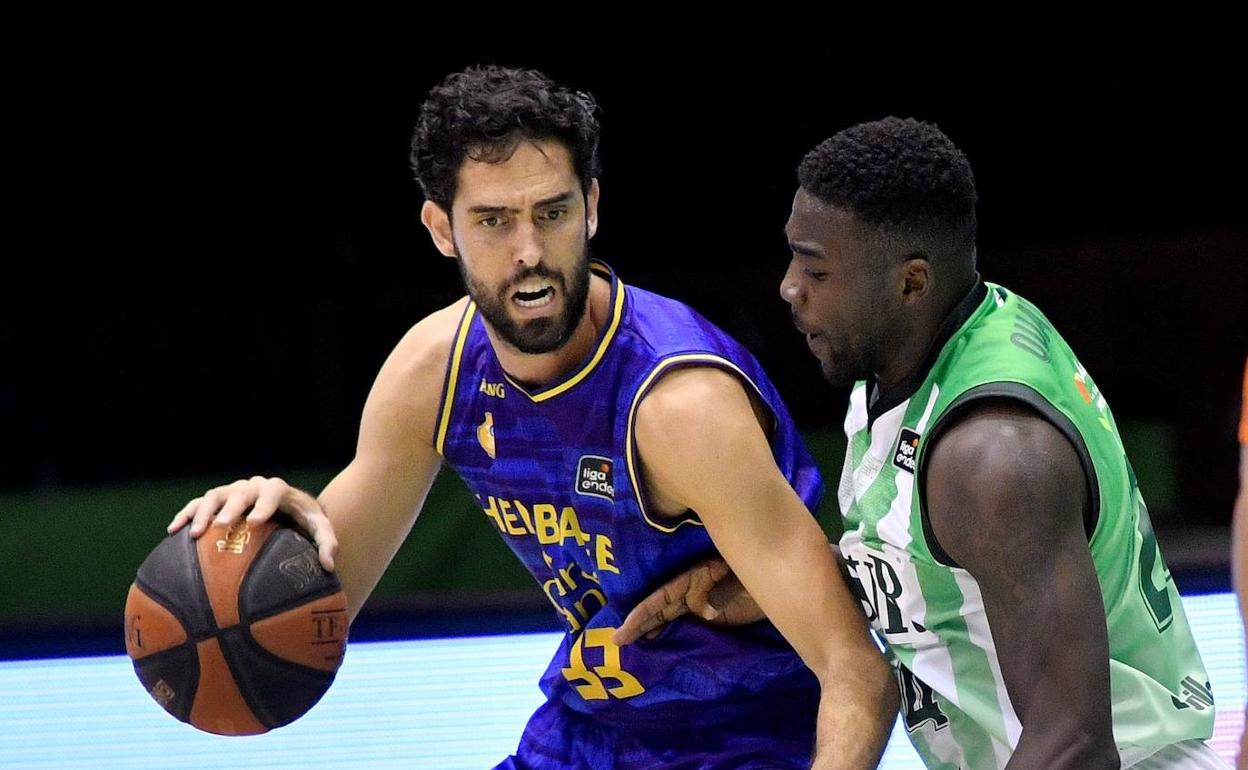 Beirán esconde la pelota ante un rival del Betis. 