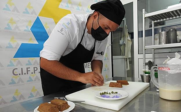 Alejandro ultima las elaboraciones de su receta, que lleva paté de cabrito.