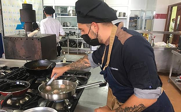 Tras comprobar que la temperatura del aceite era la correcta, Kevin se dispuso a freír sus albóndigas de cochino. 