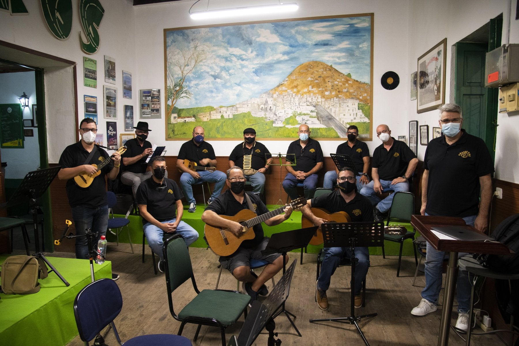 Una representación de los 37 miembros que en la actualidad conforman Granjeros en su local de ensayo. 