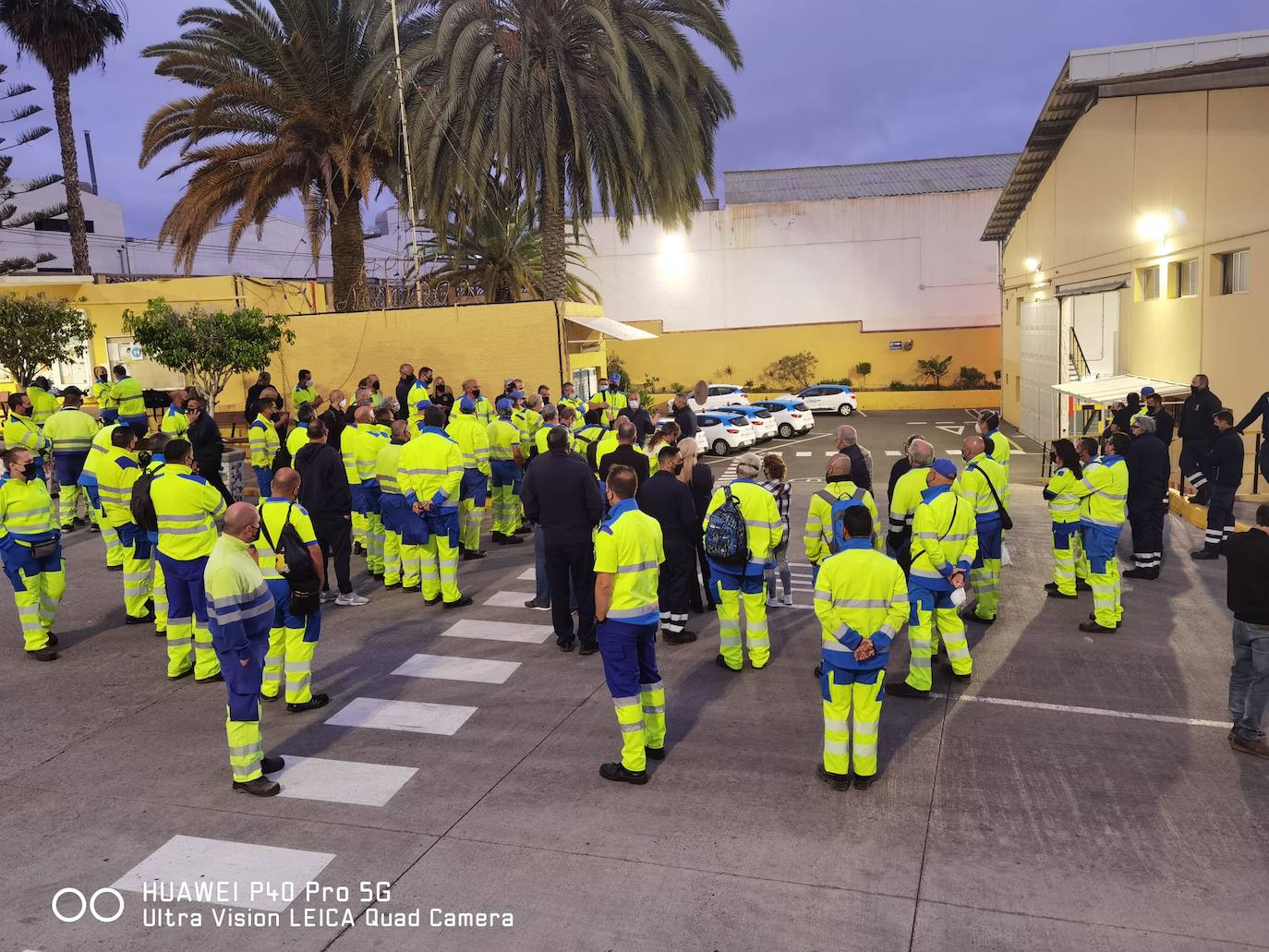 Parte de los trabajadores que pararon en la mañana de este jueves. 