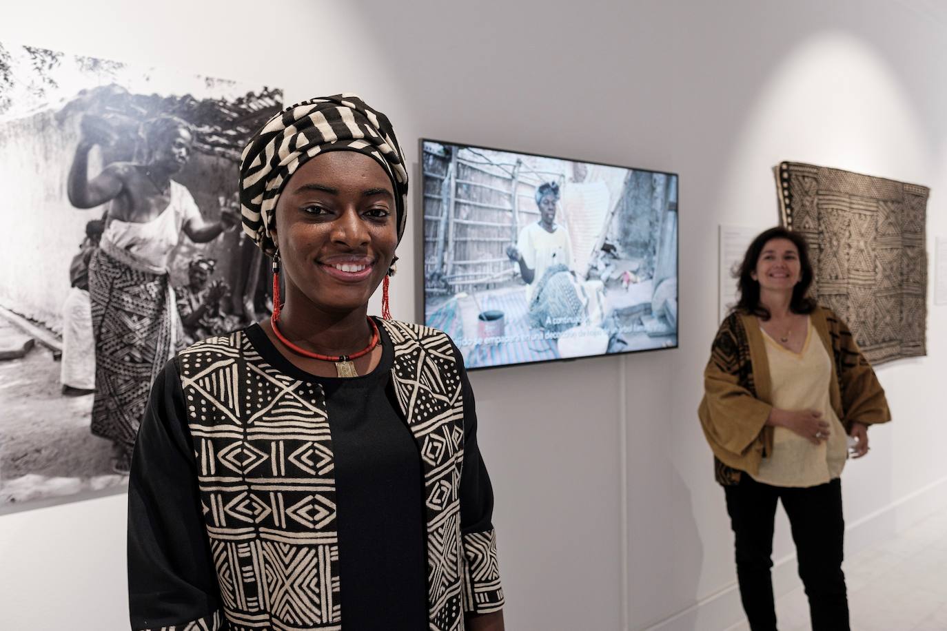 Fatoumata Tioye Coulibaly e Irene López de castro, comisaria de la muestra. 
