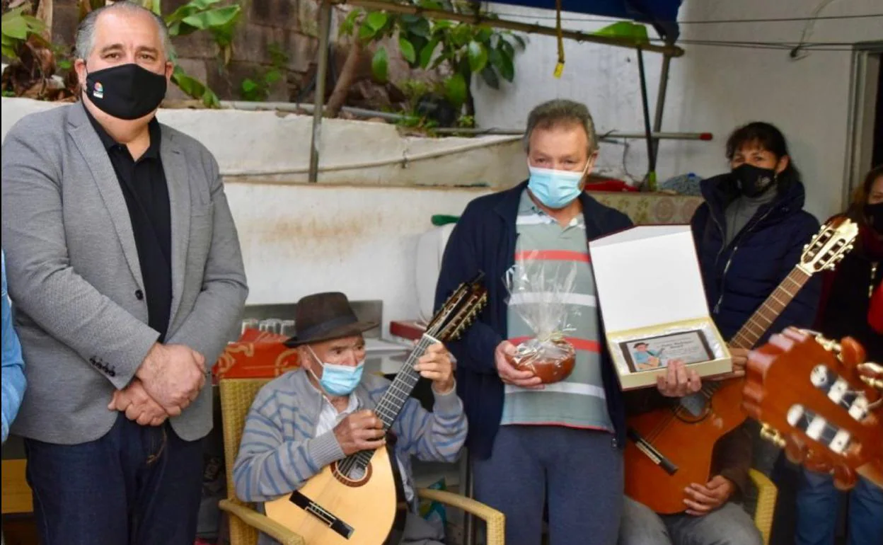 Juan Martel le hizo entrega del obsequio al gran protagonista de esta iniciativa, Pedro Rodríguez (guitarra). 